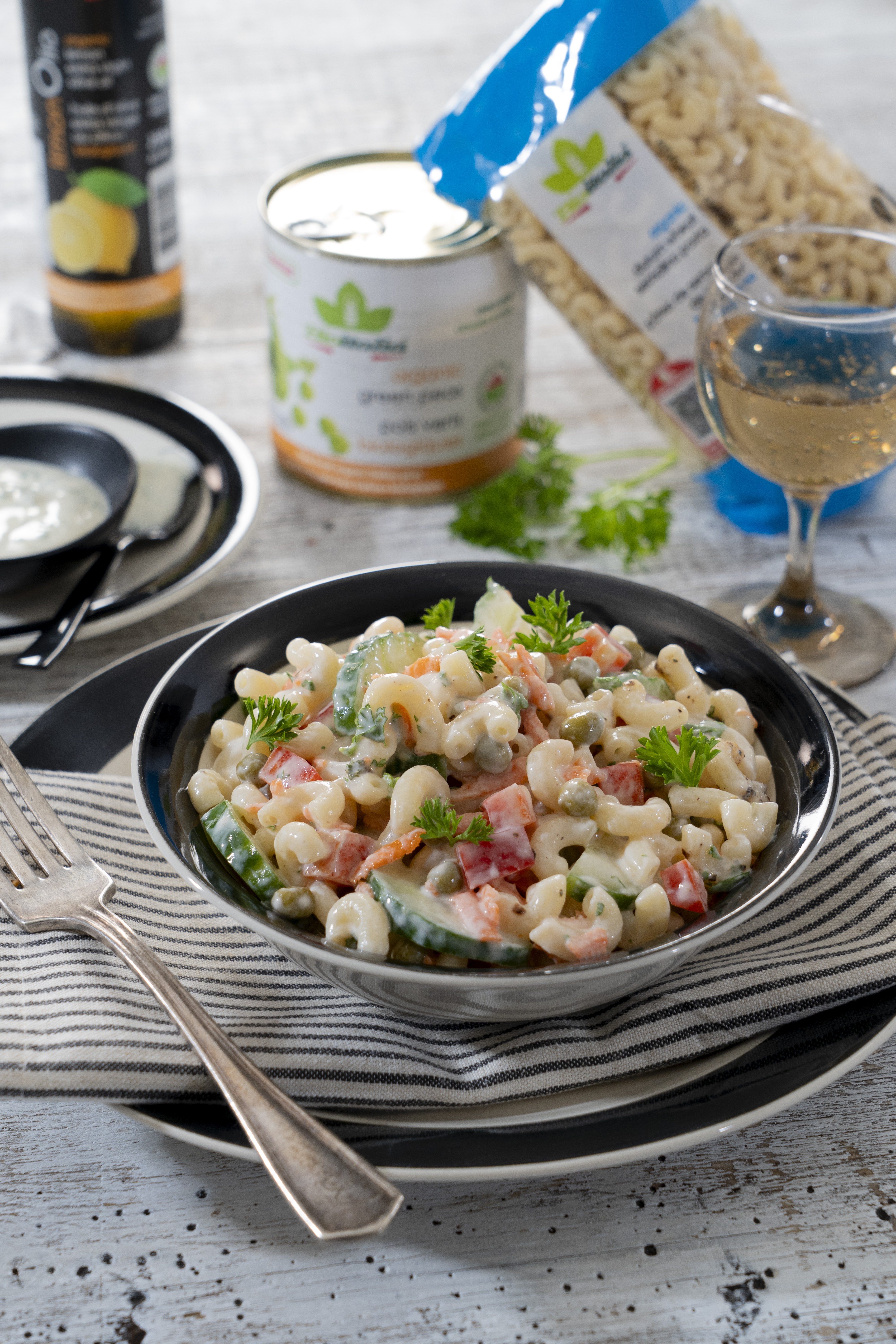 Salade de macaroni aux légumes croquants et sauce au yogourt citronné 